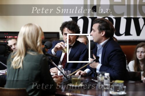 Den Haag 12 maart 2018
Fractievoorzitters Klaas Dijkhoff (VVD), Jesse Klaver (Groen Links), Lilian Marijnissen (SP) en Thierry Baudet (FvD) zijn met elkaar in gesprek in het Libelle Nieuwscafe ( Dudok)