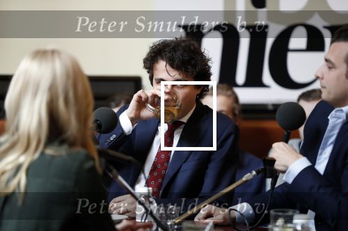 Den Haag 12 maart 2018
Fractievoorzitters Klaas Dijkhoff (VVD), Jesse Klaver (Groen Links), Lilian Marijnissen (SP) en Thierry Baudet (FvD) zijn met elkaar in gesprek in het Libelle Nieuwscafe ( Dudok)