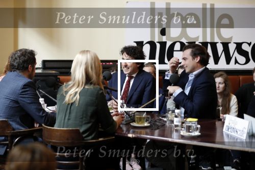 Den Haag 12 maart 2018
Fractievoorzitters Klaas Dijkhoff (VVD), Jesse Klaver (Groen Links), Lilian Marijnissen (SP) en Thierry Baudet (FvD) zijn met elkaar in gesprek in het Libelle Nieuwscafe ( Dudok)