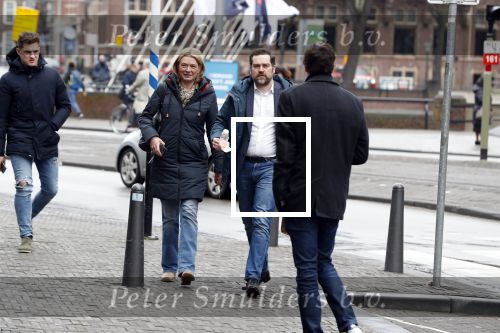 Den Haag 12 maart 2018
Fractievoorzitters Klaas Dijkhoff (VVD), Jesse Klaver (Groen Links), Lilian Marijnissen (SP) en Thierry Baudet (FvD) zijn met elkaar in gesprek in het Libelle Nieuwscafe ( Dudok)