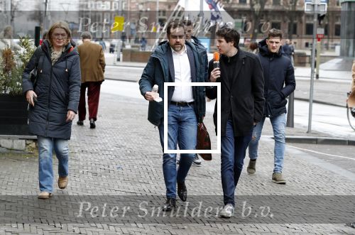 Den Haag 12 maart 2018
Fractievoorzitters Klaas Dijkhoff (VVD), Jesse Klaver (Groen Links), Lilian Marijnissen (SP) en Thierry Baudet (FvD) zijn met elkaar in gesprek in het Libelle Nieuwscafe ( Dudok)