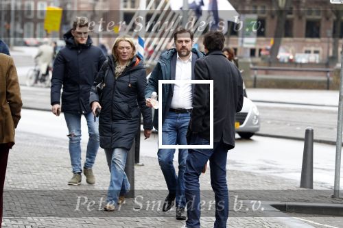 Den Haag 12 maart 2018
Fractievoorzitters Klaas Dijkhoff (VVD), Jesse Klaver (Groen Links), Lilian Marijnissen (SP) en Thierry Baudet (FvD) zijn met elkaar in gesprek in het Libelle Nieuwscafe ( Dudok)