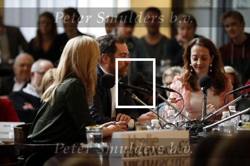 Den Haag 12 maart 2018
Fractievoorzitters Klaas Dijkhoff (VVD), Jesse Klaver (Groen Links), Lilian Marijnissen (SP) en Thierry Baudet (FvD) zijn met elkaar in gesprek in het Libelle Nieuwscafe ( Dudok)