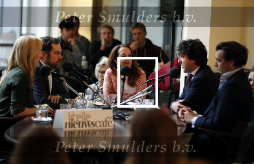 Den Haag 12 maart 2018
Fractievoorzitters Klaas Dijkhoff (VVD), Jesse Klaver (Groen Links), Lilian Marijnissen (SP) en Thierry Baudet (FvD) zijn met elkaar in gesprek in het Libelle Nieuwscafe ( Dudok)