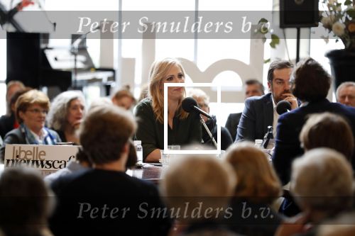 Den Haag 12 maart 2018
Fractievoorzitters Klaas Dijkhoff (VVD), Jesse Klaver (Groen Links), Lilian Marijnissen (SP) en Thierry Baudet (FvD) zijn met elkaar in gesprek in het Libelle Nieuwscafe ( Dudok)