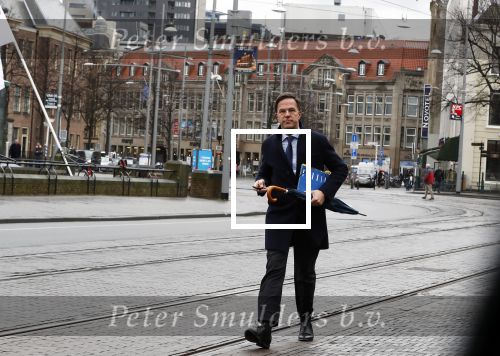 Den Haag 12 maart 2018 
Premiere Mark Rutte Wandelend op straat in Den Haag zonder beveiliging