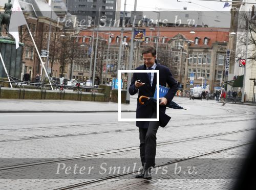 Den Haag 12 maart 2018 
Premiere Mark Rutte Wandelend op straat in Den Haag zonder beveiliging