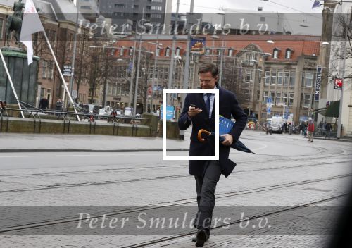Den Haag 12 maart 2018 
Premiere Mark Rutte Wandelend op straat in Den Haag zonder beveiliging