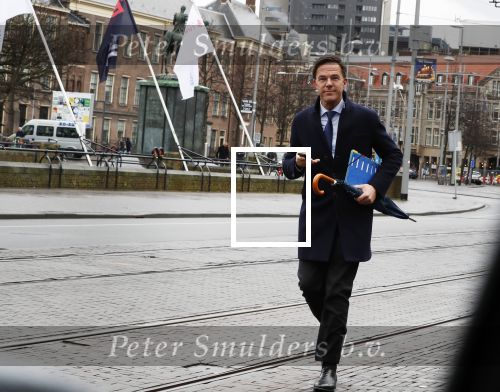 Den Haag 12 maart 2018 
Premiere Mark Rutte Wandelend op straat in Den Haag zonder beveiliging