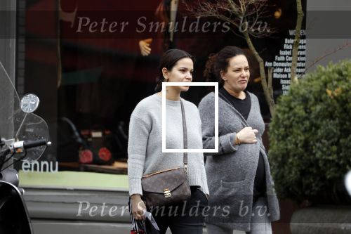 Amsterdam 13 maart 2018 
Monica Geuze zwanger met een vriendin op de cornelis schuytstraat