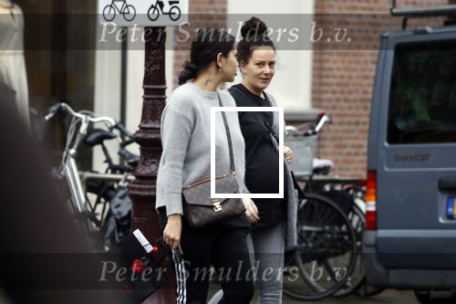 Amsterdam 13 maart 2018 
Monica Geuze zwanger met een vriendin op de cornelis schuytstraat