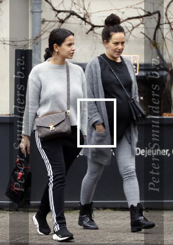 Amsterdam 13 maart 2018 
Monica Geuze zwanger met een vriendin op de cornelis schuytstraat