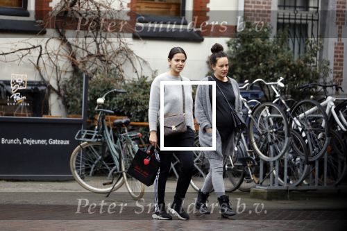 Amsterdam 13 maart 2018 
Monica Geuze zwanger met een vriendin op de cornelis schuytstraat