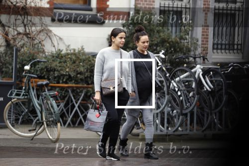 Amsterdam 13 maart 2018 
Monica Geuze zwanger met een vriendin op de cornelis schuytstraat