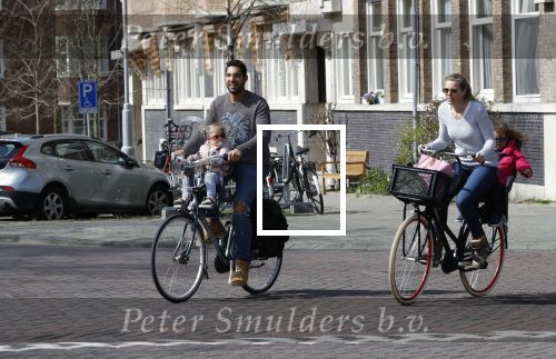 Amsterdam 7 april 2018
Richy Brown met vriendin en kinderen op de fiets.