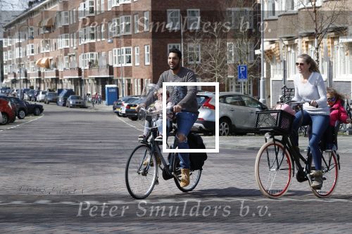 Amsterdam 7 april 2018
Richy Brown met vriendin en kinderen op de fiets.