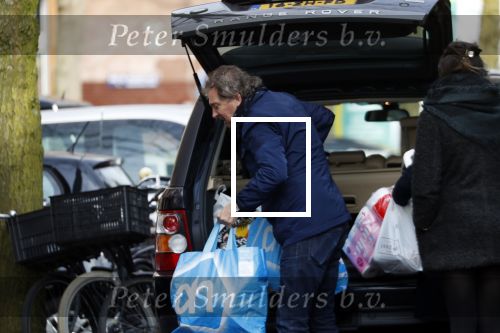 Amsterdam 17 maart 2018 
Robert ten Brink en zijn vrouw Roos en dochter hebben boodschappen gedaan