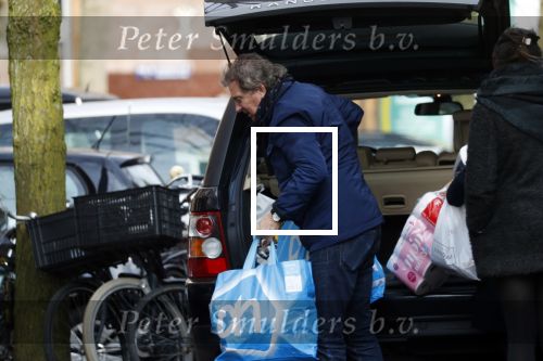 Amsterdam 17 maart 2018 
Robert ten Brink en zijn vrouw Roos en dochter hebben boodschappen gedaan