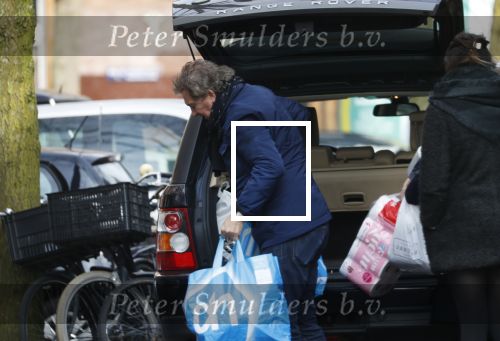 Amsterdam 17 maart 2018 
Robert ten Brink en zijn vrouw Roos en dochter hebben boodschappen gedaan