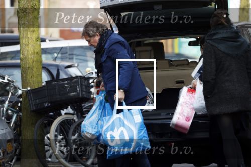 Amsterdam 17 maart 2018 
Robert ten Brink en zijn vrouw Roos en dochter hebben boodschappen gedaan