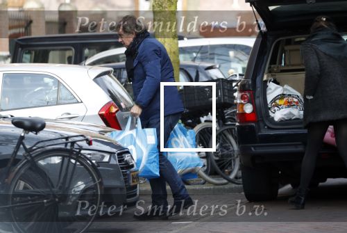 Amsterdam 17 maart 2018 
Robert ten Brink en zijn vrouw Roos en dochter hebben boodschappen gedaan