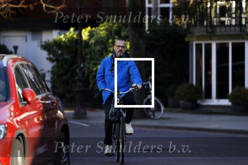 Amsterdam 20 maart 2018 
Rolf Snoeren ( Viktor en Rolf) op de fiets in Amsterdam zuid. Hij rijdt naar zijn villa/huis.