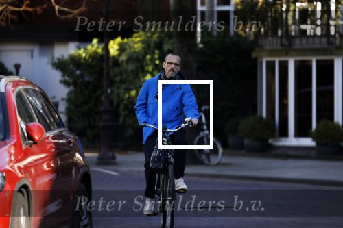 Amsterdam 20 maart 2018 
Rolf Snoeren ( Viktor en Rolf) op de fiets in Amsterdam zuid. Hij rijdt naar zijn villa/huis.