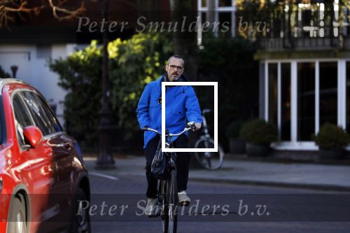 Amsterdam 20 maart 2018 
Rolf Snoeren ( Viktor en Rolf) op de fiets in Amsterdam zuid. Hij rijdt naar zijn villa/huis.