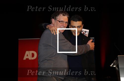 Rotterdam 19 maart 2018
Boekpresentatie Willem v Hanegem in het oude Luxor.
Willem reikt de deerste drie boeken uit aan zijn dochter Alies zoon Boy en Soufiane Touzani