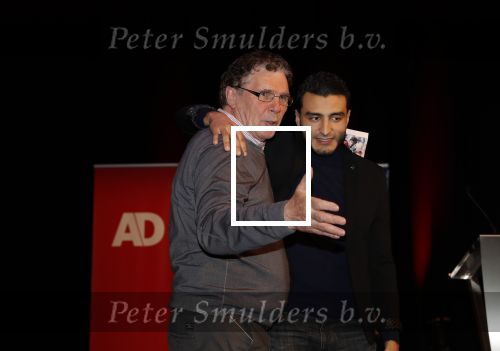 Rotterdam 19 maart 2018
Boekpresentatie Willem v Hanegem in het oude Luxor.
Willem reikt de deerste drie boeken uit aan zijn dochter Alies zoon Boy en Soufiane Touzani