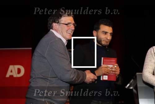 Rotterdam 19 maart 2018
Boekpresentatie Willem v Hanegem in het oude Luxor.
Willem reikt de deerste drie boeken uit aan zijn dochter Alies zoon Boy en Soufiane Touzani