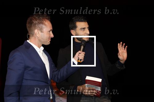 Rotterdam 19 maart 2018
Boekpresentatie Willem v Hanegem in het oude Luxor.
Willem reikt de deerste drie boeken uit aan zijn dochter Alies zoon Boy en Soufiane Touzani