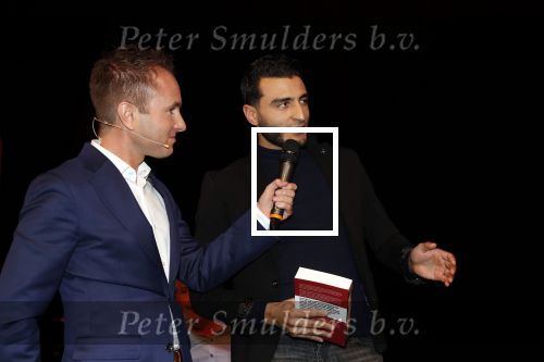 Rotterdam 19 maart 2018
Boekpresentatie Willem v Hanegem in het oude Luxor.
Willem reikt de deerste drie boeken uit aan zijn dochter Alies zoon Boy en Soufiane Touzani