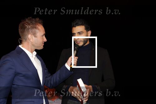 Rotterdam 19 maart 2018
Boekpresentatie Willem v Hanegem in het oude Luxor.
Willem reikt de deerste drie boeken uit aan zijn dochter Alies zoon Boy en Soufiane Touzani