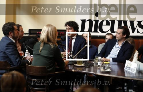 Den Haag 12 maart 2018
Fractievoorzitters Klaas Dijkhoff (VVD), Jesse Klaver (Groen Links), Lilian Marijnissen (SP) en Thierry Baudet (FvD) zijn met elkaar in gesprek in het Libelle Nieuwscafe ( Dudok)