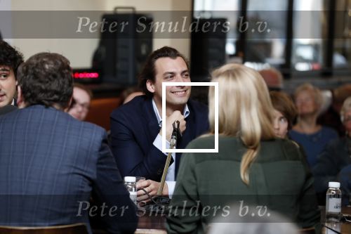 Den Haag 12 maart 2018
Fractievoorzitters Klaas Dijkhoff (VVD), Jesse Klaver (Groen Links), Lilian Marijnissen (SP) en Thierry Baudet (FvD) zijn met elkaar in gesprek in het Libelle Nieuwscafe ( Dudok)