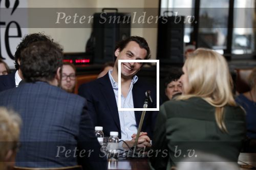 Den Haag 12 maart 2018
Fractievoorzitters Klaas Dijkhoff (VVD), Jesse Klaver (Groen Links), Lilian Marijnissen (SP) en Thierry Baudet (FvD) zijn met elkaar in gesprek in het Libelle Nieuwscafe ( Dudok)