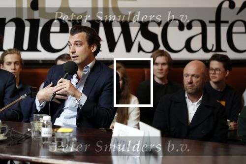 Den Haag 12 maart 2018
Fractievoorzitters Klaas Dijkhoff (VVD), Jesse Klaver (Groen Links), Lilian Marijnissen (SP) en Thierry Baudet (FvD) zijn met elkaar in gesprek in het Libelle Nieuwscafe ( Dudok)