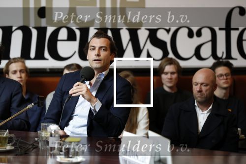 Den Haag 12 maart 2018
Fractievoorzitters Klaas Dijkhoff (VVD), Jesse Klaver (Groen Links), Lilian Marijnissen (SP) en Thierry Baudet (FvD) zijn met elkaar in gesprek in het Libelle Nieuwscafe ( Dudok)