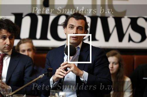Den Haag 12 maart 2018
Fractievoorzitters Klaas Dijkhoff (VVD), Jesse Klaver (Groen Links), Lilian Marijnissen (SP) en Thierry Baudet (FvD) zijn met elkaar in gesprek in het Libelle Nieuwscafe ( Dudok)