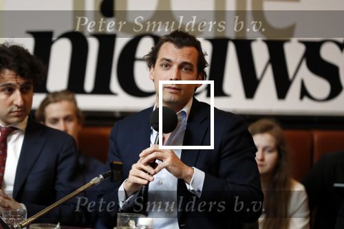 Den Haag 12 maart 2018
Fractievoorzitters Klaas Dijkhoff (VVD), Jesse Klaver (Groen Links), Lilian Marijnissen (SP) en Thierry Baudet (FvD) zijn met elkaar in gesprek in het Libelle Nieuwscafe ( Dudok)