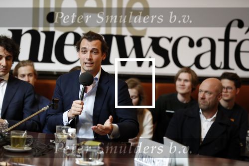 Den Haag 12 maart 2018
Fractievoorzitters Klaas Dijkhoff (VVD), Jesse Klaver (Groen Links), Lilian Marijnissen (SP) en Thierry Baudet (FvD) zijn met elkaar in gesprek in het Libelle Nieuwscafe ( Dudok)