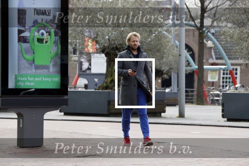 Amsterdam 3 april 2018
Thijs Romer met telefoon op straat