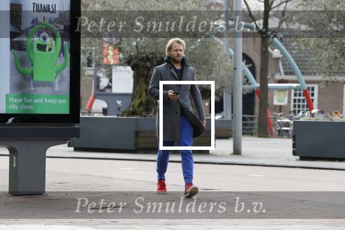 Amsterdam 3 april 2018
Thijs Romer met telefoon op straat