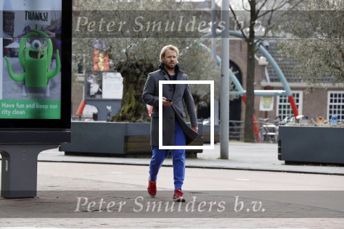 Amsterdam 3 april 2018
Thijs Romer met telefoon op straat