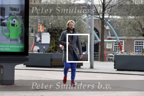 Amsterdam 3 april 2018
Thijs Romer met telefoon op straat