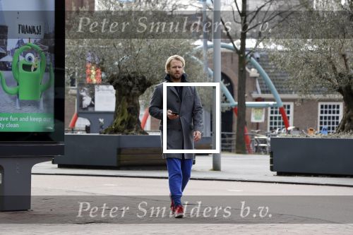 Amsterdam 3 april 2018
Thijs Romer met telefoon op straat
