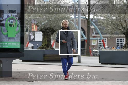 Amsterdam 3 april 2018
Thijs Romer met telefoon op straat