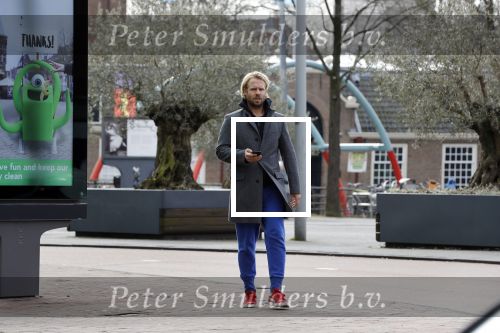 Amsterdam 3 april 2018
Thijs Romer met telefoon op straat