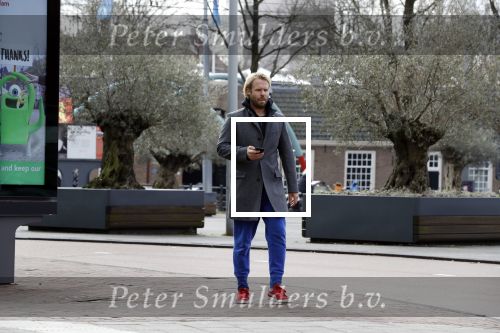 Amsterdam 3 april 2018
Thijs Romer met telefoon op straat
